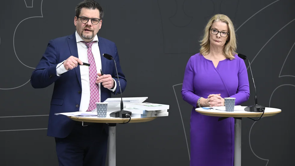 Regeringens särskilde utredare Jonas Trolle överlämnade på onsdagen ett delbetänkande till skolminister Lotta Edholm (L).