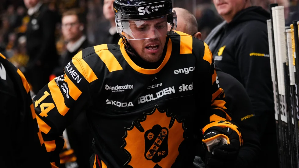 Andreas Johnson grinar illa. Nu närmar han sig spel.
