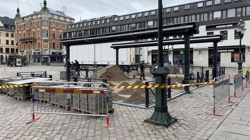 Arbetet med att bygga upp uteserveringarna på Stora torget har påbörjats. 