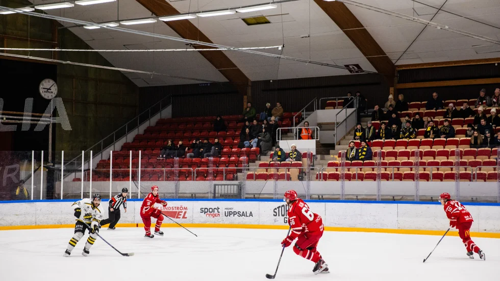 Gränbyhallen fick förra året ett stort antal plaststolar utbytta mot stoppade stolar. De cirka 300 plaststolarna som återstår blir kvar ytterligare en tid.  