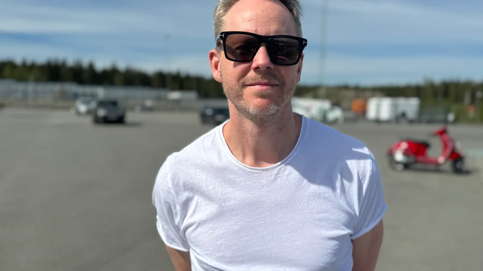 Robert Ohlsson njuter i värmen i Skellefteå. Kontraktet med klubben löper ut efter kommande säsong och 49-årige tränaren kopplas starkt ihop med Frölunda till säsongen 2025/26.