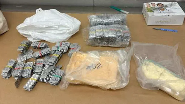 Knarkkuriren transporterade 1,8 kilo amfetamin och tusentals narkotiska tabletter i en hyrbil. Han fick kalla fötter och ringde polisen om sin egen drogtransport.