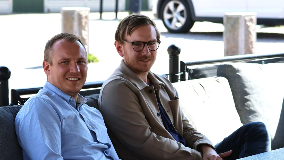 Ossian Mathiasson och Simon Henriksson har mycket gemensamt. De är kollegor, vänner, spelare och sportchefer i varsitt lokalt fotbollslag. På fredag möter de varandra i derbyt mellan Södra Vi och Djursdala. En match innehållandes två lag i stort behov av poäng.