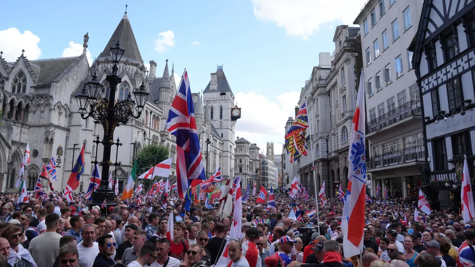 En enorm demonstration i centrala London nyligen där människor skanderade "Rule Britannia" och "We want our country back". 