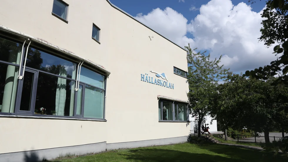 Skolinspektionen granskade Hällaskolan under våren 2024 och kunde då konstatera bland annat kränkningar, skadegörelse och allvarliga brister i stöd i undervisningen.