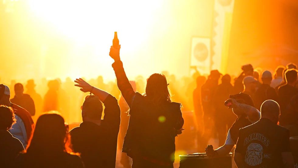 Två män i 20-årsåldern åtalades för rånet i Motala stadspark sommaren 2024. En av dem har nu blivit dömd. Festivalbilden är tagen i ett annat sammanhang.