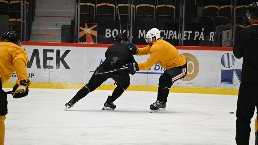Adam Larsson, med nästan 900 NHL-matcher, var ett mänskligt granitblock under träningen, vilket MIchael Brandsegg-Nygård blev varse om.