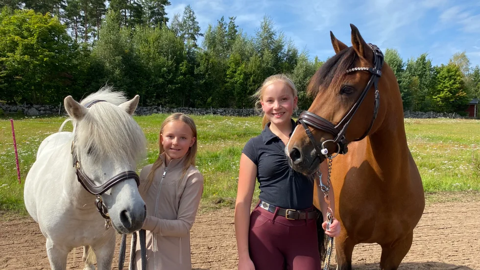 I Järsätter norr om Motala, vid Övralid, fostras ryttartalanger. Sara Almérus och Signe Liew är båda redan tävlingsaktiva och duktiga på sina hästar Benek och My Rhiannon.