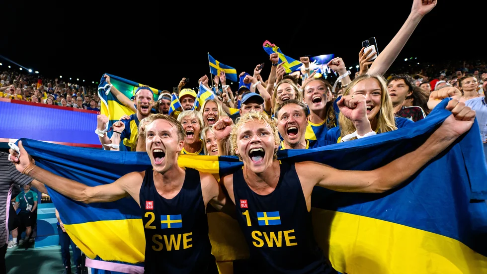 Jonatan Hellvig och David Åhman firar sitt OS-guld.