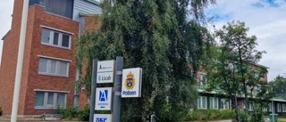 Kvinna gömde efterlyst ungdom under spjälsäng – åtalas