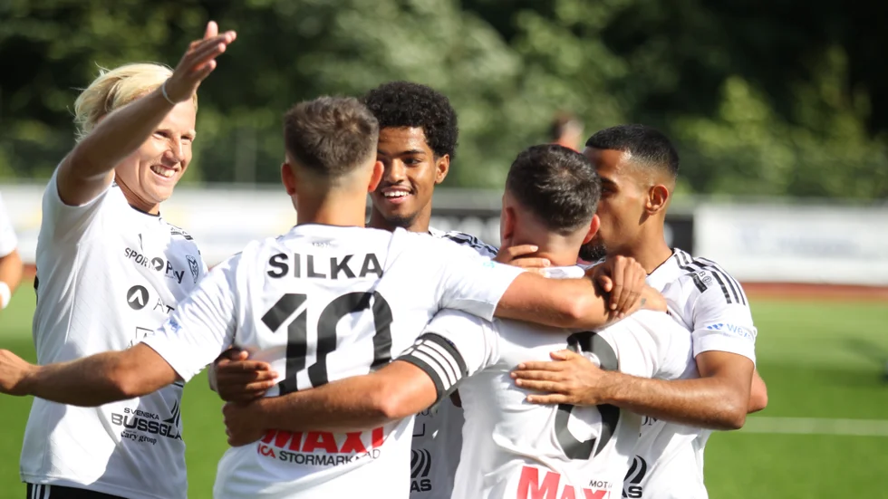 Motala AIF jublar igen. Efter uppehållet har det bara blivit segrar för Motala AIF, med nye tränaren Jesper Beurling. Här jubel efter Valon Silkas 1-0-mål mot Vänersborgs IF.