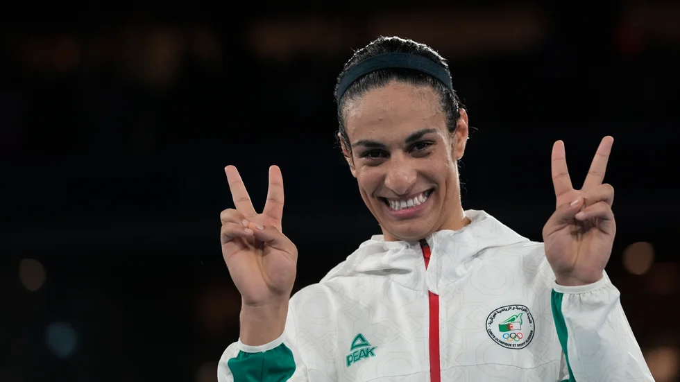 Imane Khelif på bild från fredagens medaljutdelning.