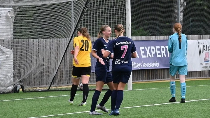 Agnes Schönfeldt gör matchens andra mål och leder division ll:s skytteliga. 