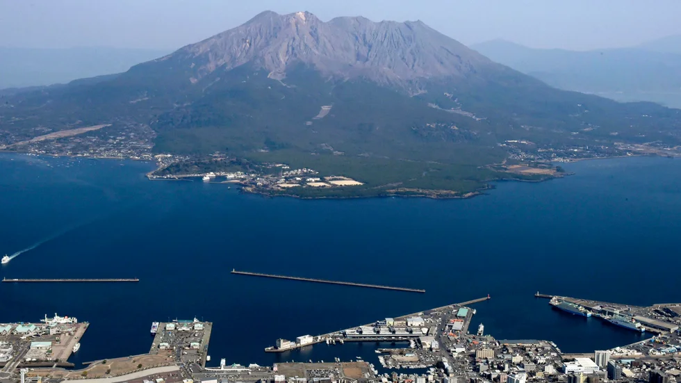 Skalven inträffade vid ön Kyushu. Arkivbild på vulkanen Sakurajima på ön.