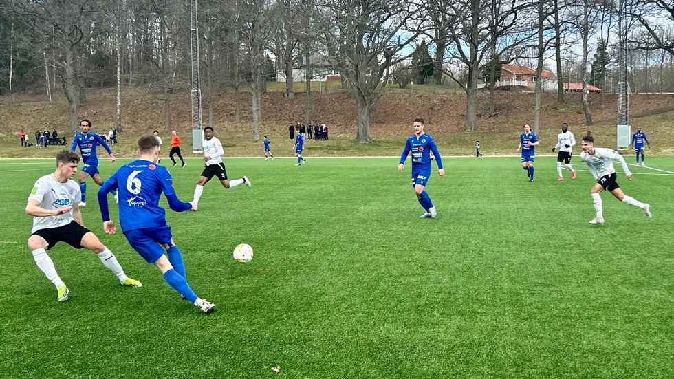 Det var mycket drag i matchen mellan Värmbols FC och Yxhults IK på Värmbols IP. Hemmalaget stod emot bra och kammade hem tre poäng. 