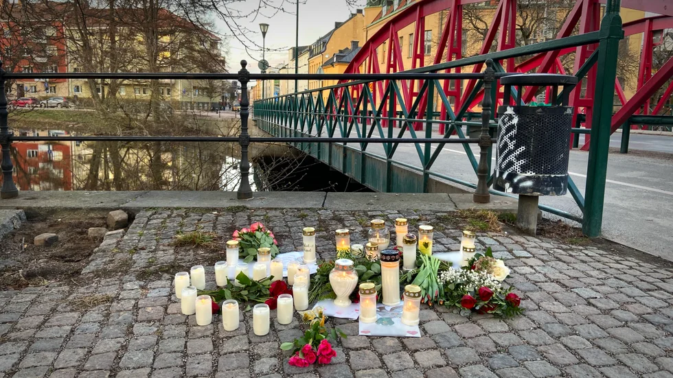 Vid Fyrisåns kant står minnesplatsen efter den avlidne mc-föraren.