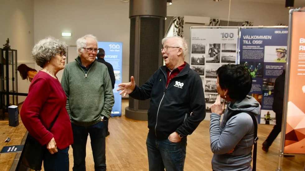 Wiking Andersson berättar om Bolidens historia för besökarna Karin Ekenstedt, Anders Ekenstedt och Ann-Louise Marklund.