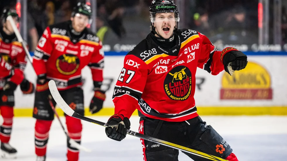 Oskari Laaksonen jublar efter att ha gjort 1-0 i derbyt. Han firade genom att åka mot fansen.