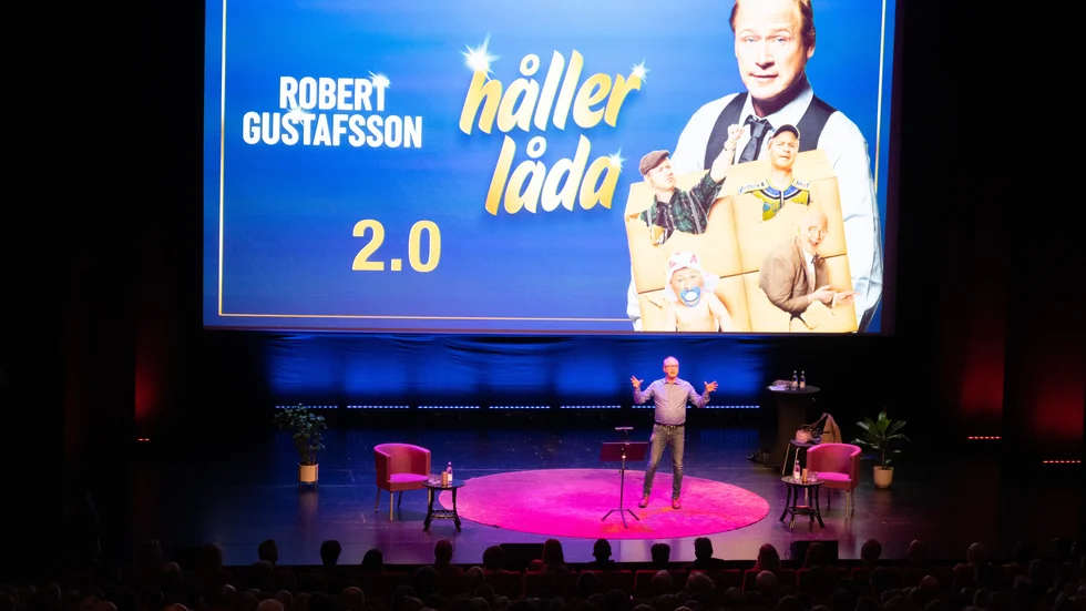 Robert Gustafsson drar igång sin föreställning i Kulturens hus där det är fullsatt i stora salen. Han öppnar med repliken: "Ingen uppståndelse för min skull som prästen sa."