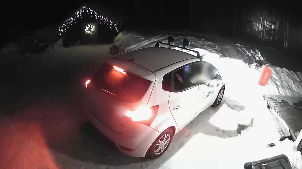 Piteåbon Christoffer Carlsson är kritisk mot Svensk hemleverans hanterande av hans paket. Budet klev aldrig ut ur bilen utan kastade paketet från förarsätet.