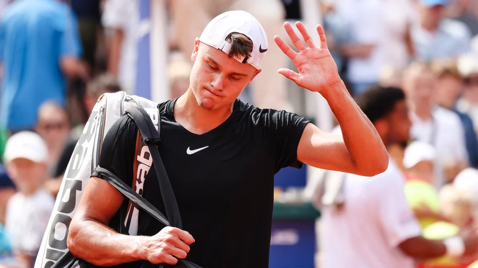 Den danske tennisstjärnan Holger Rune, 21, har en handledsskada och riskerar att missa spel i OS i Paris. Arkivbild.