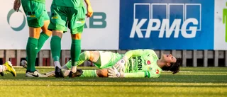 Otäck skada i derbyt – fick bäras ut på bår och köras till akuten