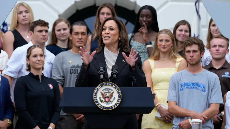 Kamala Harris höll tal till mästare från de olika collegesporterna i USA.