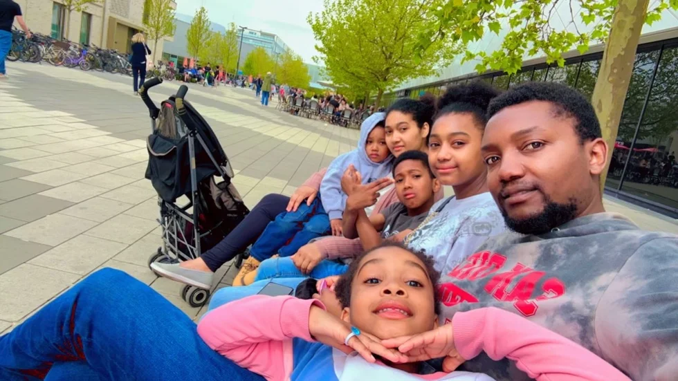 De lämnade Luleå för två år sedan för att fly ut ur Sverige för att undvika utvisningen och deportation till Mocambique. I dag lever familjen Jean i München. Här ser vi Helena (närmast kameran), Amri, Jeannick, Jediel, mamma Sara Jamaldine och Joshua.  