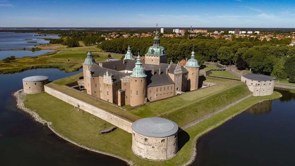 Bandidosman döms för grovt narkotikabrott efter att först ha försökt simma ifrån poliserna vid Kalmar slott. Arkivbild