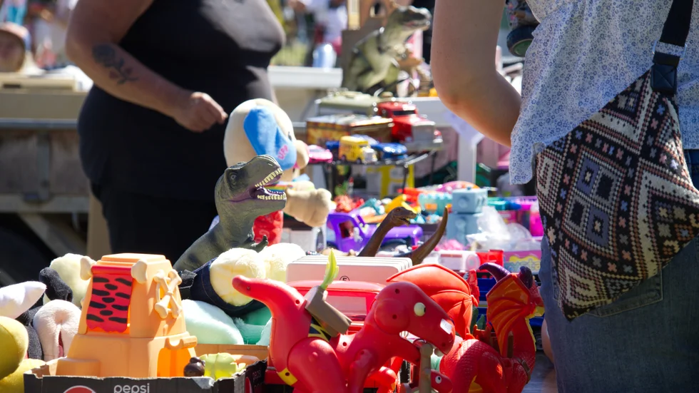 Loppis är en populär sommaraktivitet. På lördag kör flera byar en gemensam loppis där besökare kan åka eller gå mellan flera närliggande loppisar.