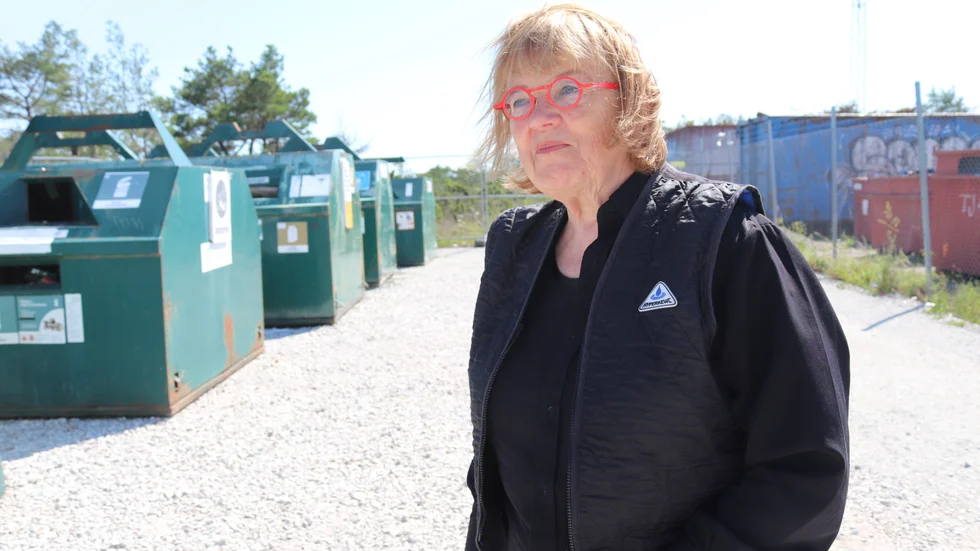 Maria Fridh tycker att stationen måste skötas bättre och att containrarna behöver tömmas oftare. "Då kanske det kan fungera", säger hon.