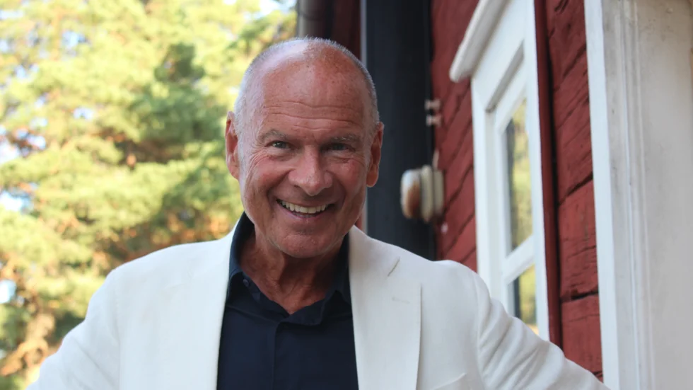 "Att kunna göra det jag gör idag med sån glädje, och att vara aktiv och spänstig och känna att man har så jävla kul, det är ju ett privilegium", säger 80-årige Lasse Holm.
