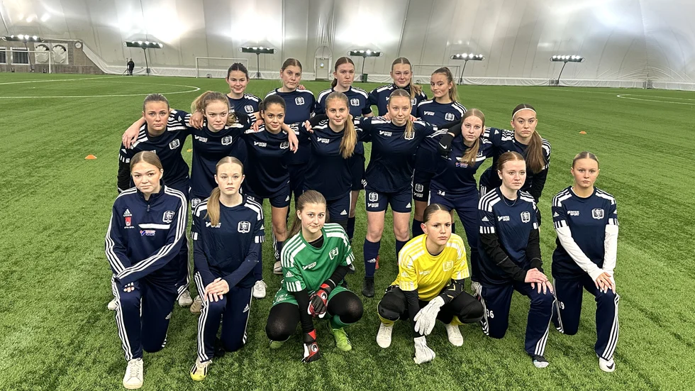 Gotlands F08:or på plats i Värmland. Bakre raden från vänster: Emma Ekman P18IK, Agnes Caesar Dalhem IF, Ellie Tumegård P18IK, Nathalie Ljungman P18IK, Märta Lindell, P18IK. Mellanraden från vänster: Ella Forsman P18IK, Ida Mürvin P18IK, Linnea Engström P18IK, Astrid Tevell P18IK, Leia Andorff P18IK, Maya Edmark P18IK, Alma Nygren Fardhem Garda BK, Nedre raden från vänster: Ebba Bengtsson IFK Visby, Alicia Hansson IFK Visby, Meja Bendelin P18IK, Karolina Axelsson P18IK, Cornelia Helledaij P18IK, Junie Ström P18IK.