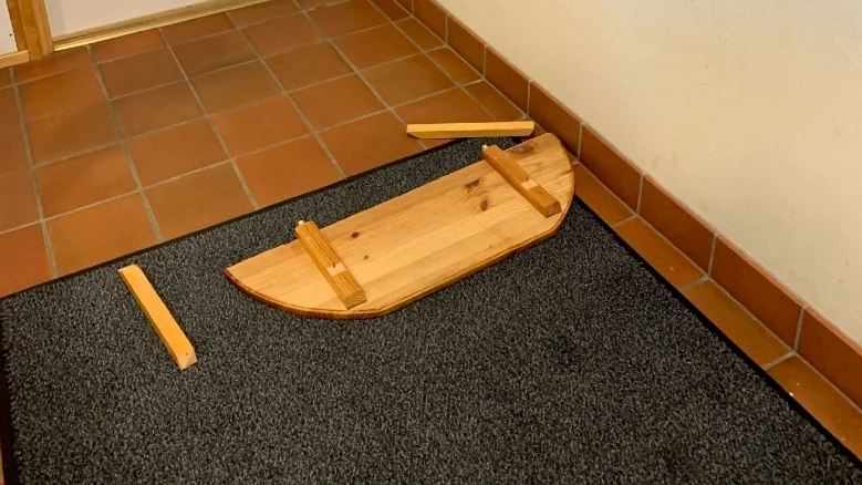 Bild på det trasiga bordet hos socialtjänsten, från förundersökningsprotokollet.