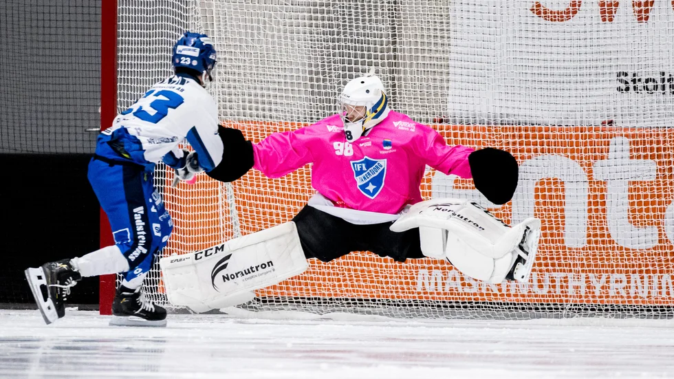 IFK Motalas Philip Florén gör sitt första mål till 1-0 tidigt bakom Vänersborgs målvakt Anton Svensson. IFK vann i epilogen i elitserien. Vem tycker du var bäst i laget?