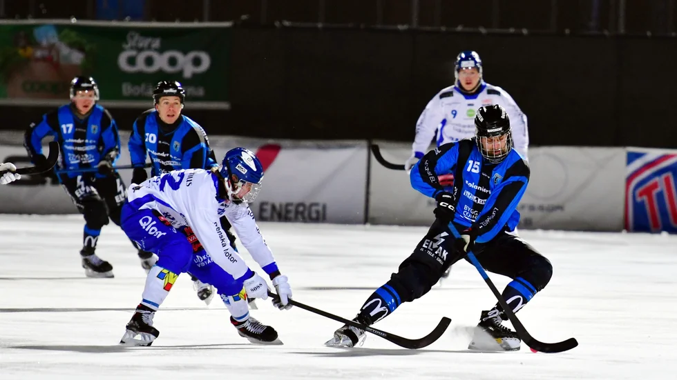 Jerker Ortman (t h) dunkade in ett mål när Sirius spelade oavgjort mot Villa.
