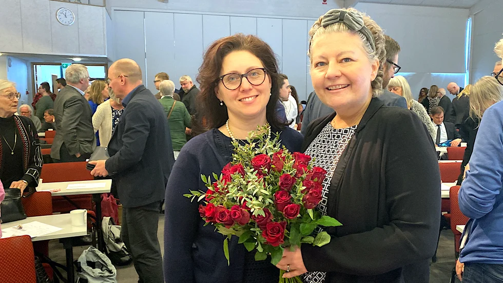 Vivianne Macdisi (S), ny ordförande i vårdstyrelsen, och Helena Proos (S), ny ordförande i regionstyrelsen vid regionfullmäktige på Kompassen i Enköping på onsdagen.