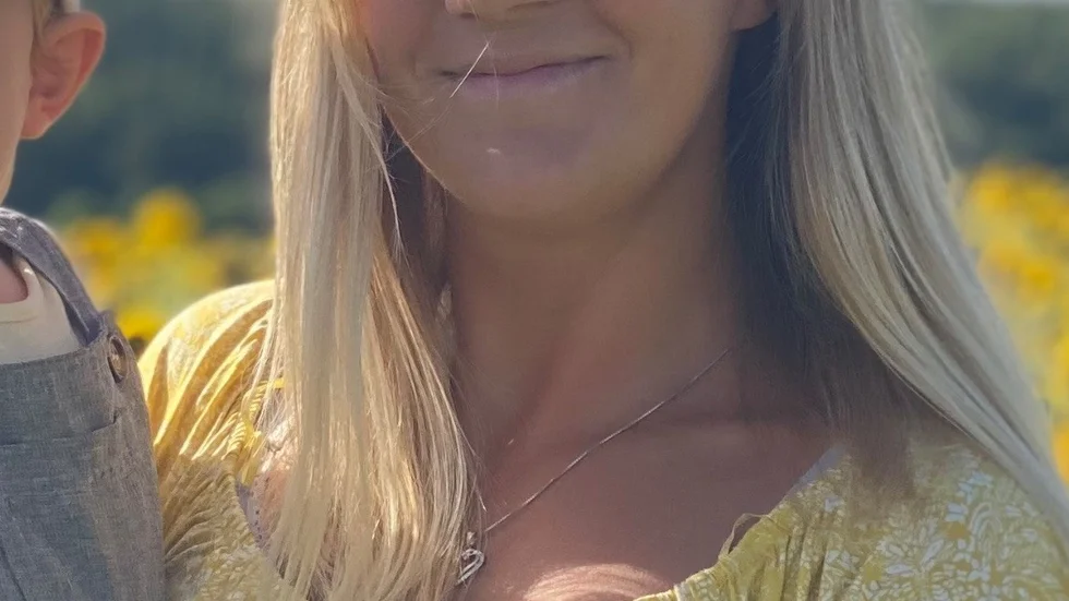 Linnéa Johansson kommer inte ut ur sin bil för det är så trångt i parkeringshuset vid Mälarsjukhuset.