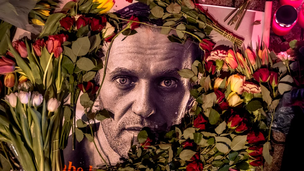 Aleksej Navalnyj hedras med blommor på en minnesplats nära det ryska konsulatet i Frankfurt i Tyskland.