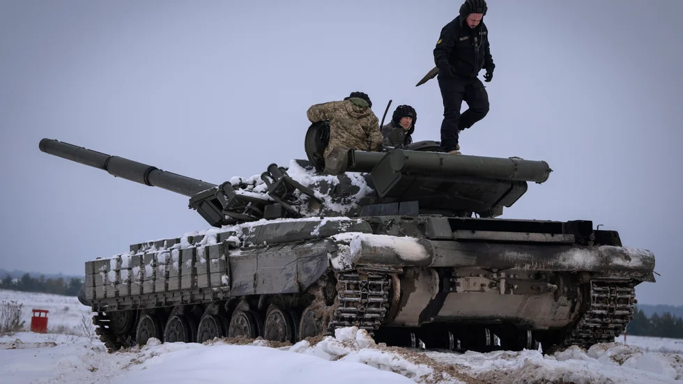 Ukrainska soldater övar på en stridsvagn. Arkivbild.