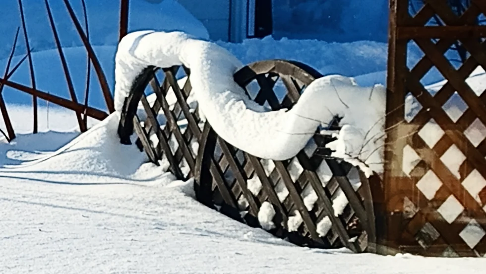 Det skulle kunna vara en snöorm eller varför inte en drake..? Snön har onekligen en förmåga att välformulera, och forma, sig efter förutsättningarna i omgivningarna. Som i Trångfors.
