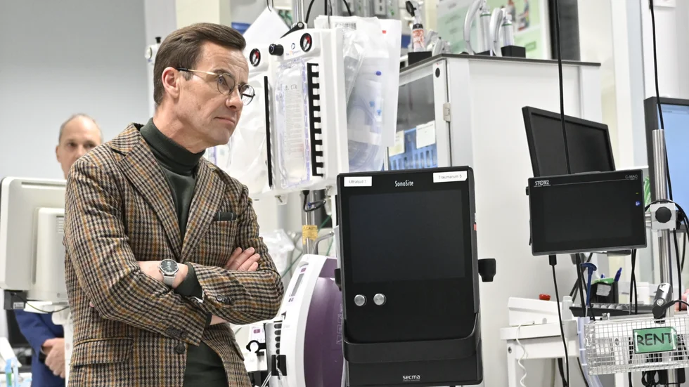 Ulf Kristersson besöker ett sjukhus, men håller han vad han lovade sjukvården.