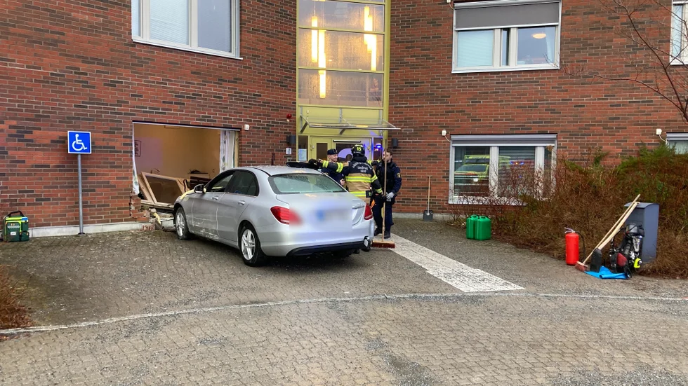 En bil har kört in i ett äldreboende. 