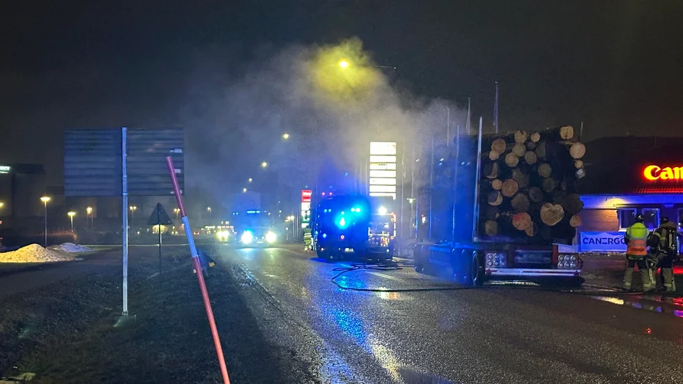 Släpet med timmer fattade eld på tisdagskvällen.