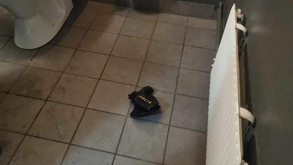 On Tuesday, a police service weapon was found in the restroom at the gas station in Lövånger.