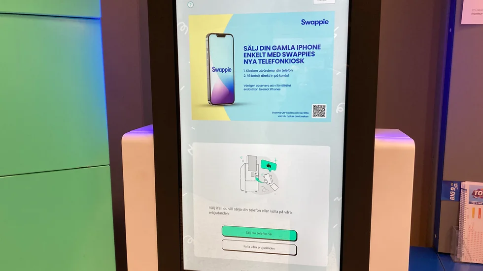 Den stora skärmen visar tydliga instruktioner på hur man ska gå tillväga för att sälja sin mobil via telefonkiosken.