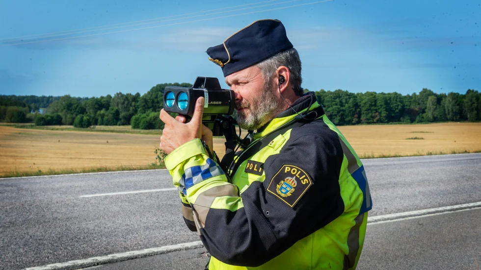 Hastigheten utanför skolan uppmättes till 91 km/h. Föraren bröt nog inte fartgränsen medvetet, tror David Lindhe, trafikpolis. "Men det är förkastligt så klart", säger han.