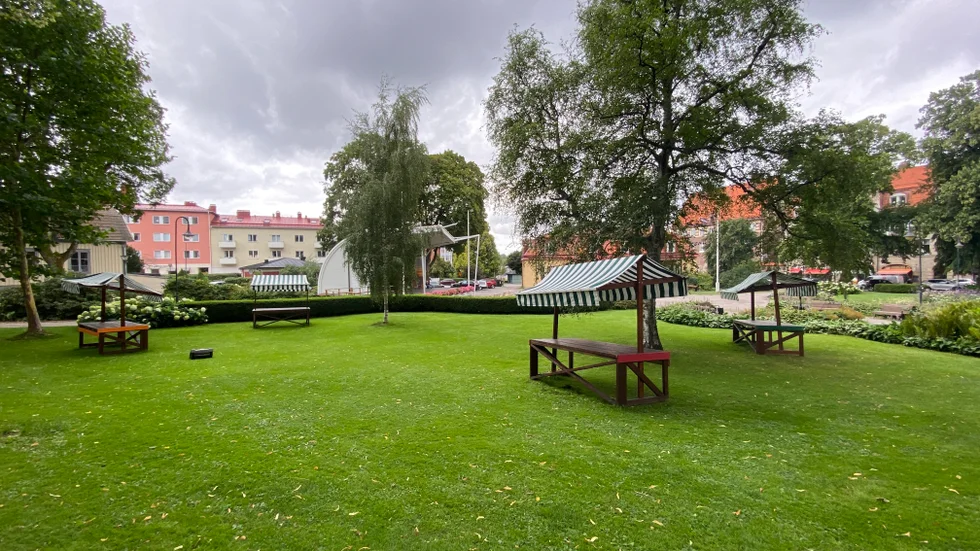 Tidigare stod marknadsborden längs Hospitalsgatan. När kommunen arrangerade kakfest flyttades de till Ugglas park.