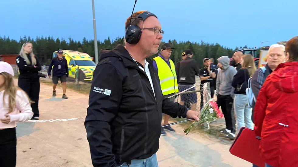 Tävlingsledaren Mikael Bertilsson hittar nya ägare till de ratade blombuktetterna.