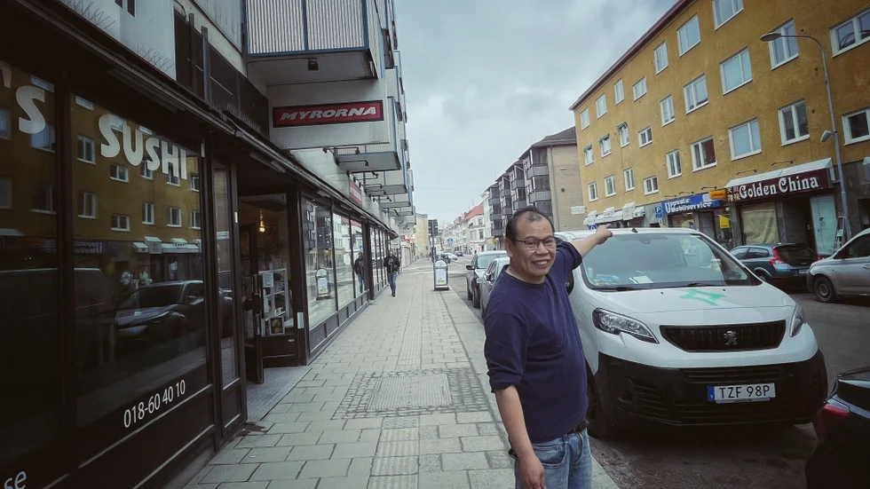 Sulin Liu står utanför hans restaurang Aikin's sushi och pekar mot Golden China som han nu tar över. 